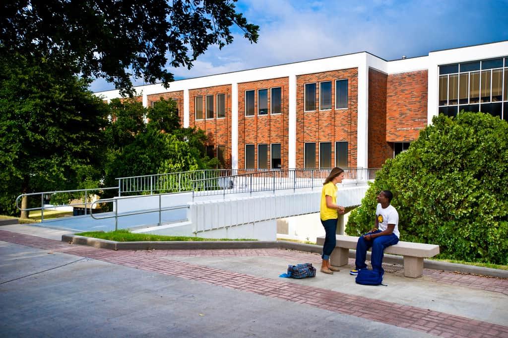 学生互动背景“麦克道尔行政大楼”